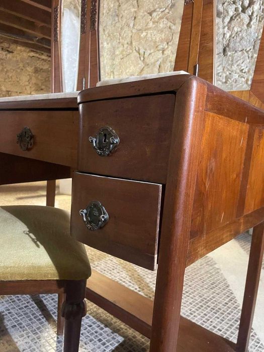 contador antigo com espelho e cadeira