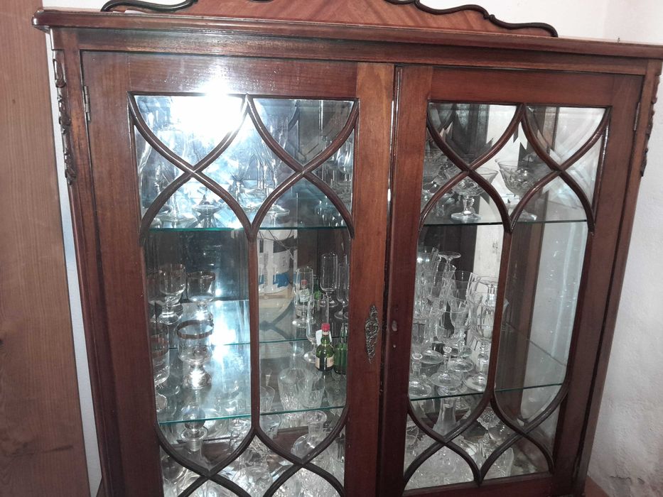 Lindíssima Cristaleira antiga em Mogno estilo Queen Ann Séc. XVII