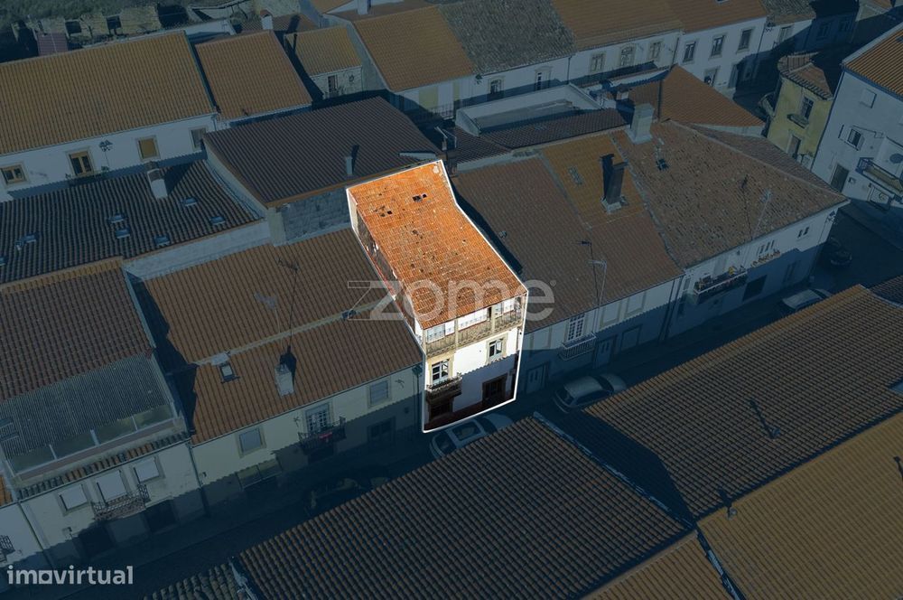 Moradia de 4 Pisos para restaurar ou transformar em apartamentos.