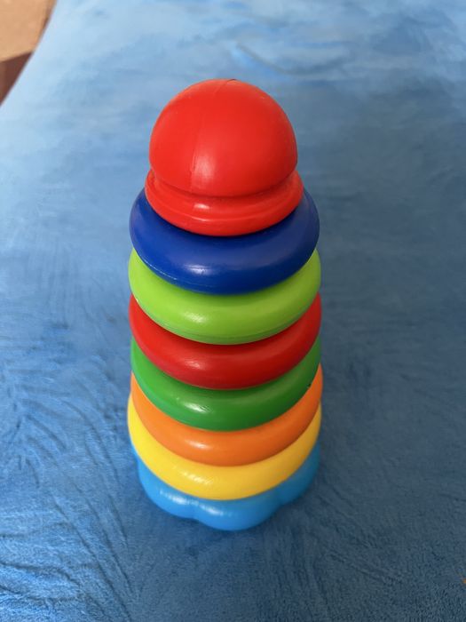 Іграшки, пірамідки, кубики