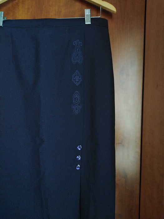 Saia azul escura com três botões e bordados