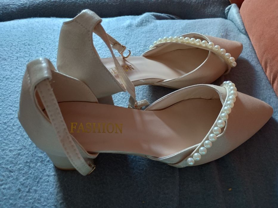 Buty ślubne beżowe