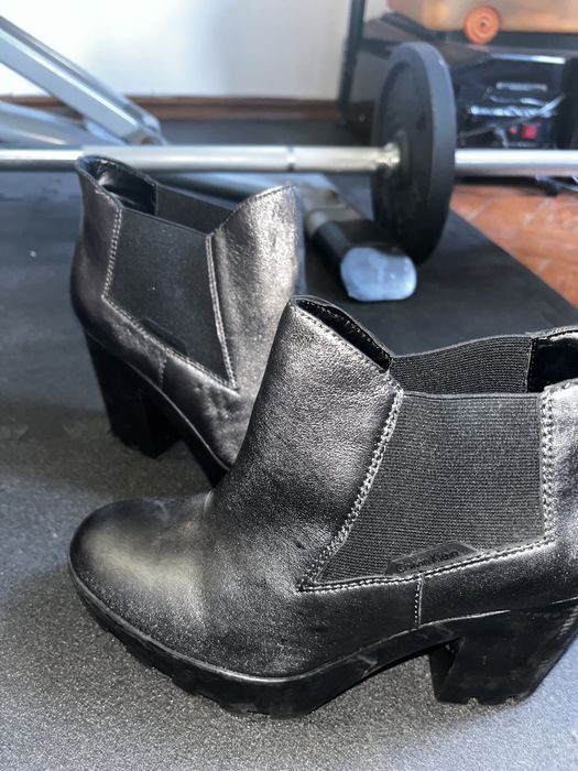 Bota cinza usada uma vez