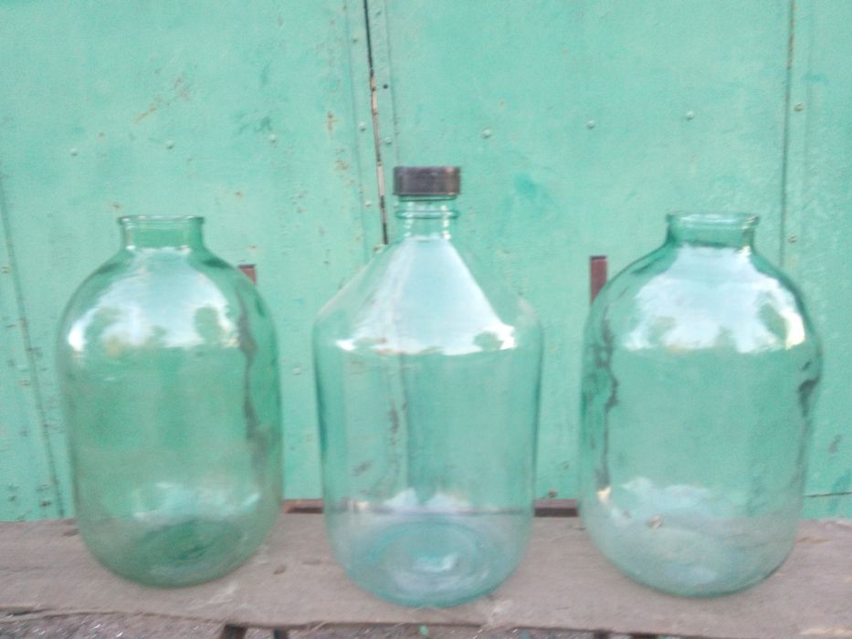 Продам бутыли стекло.