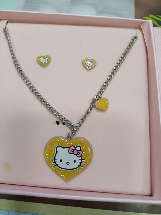 Fio prateado e brincos da Hello Kitty