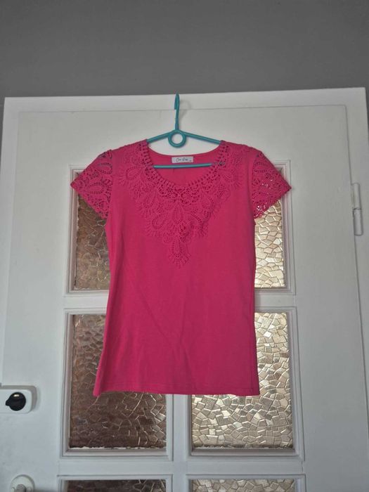 Różowy T-shirt z koronką L