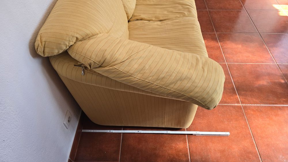 Sofá 2 lugares amarelo