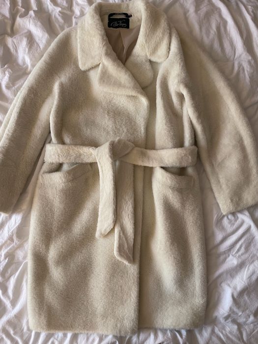 Жіноче шерстяне пальто молочного кольору оверсайз