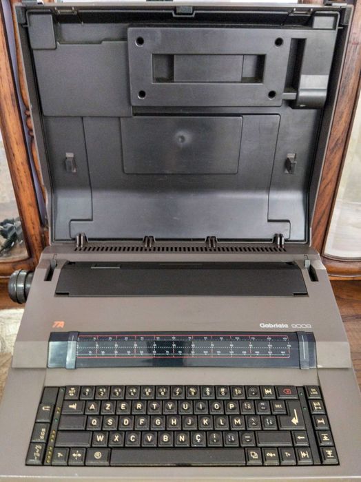 Máquina de escrever elétrica Triumph Adler (TA) Gabriele 9009