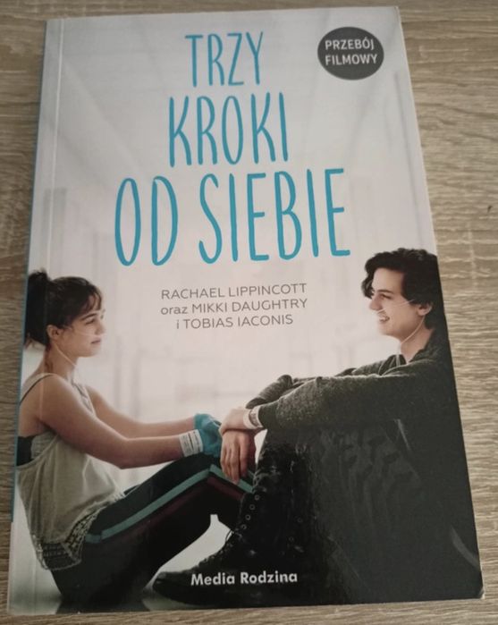 Trzy kroki od siebie