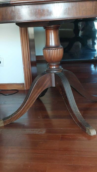 Mesa de jantar em madeira de nogueira