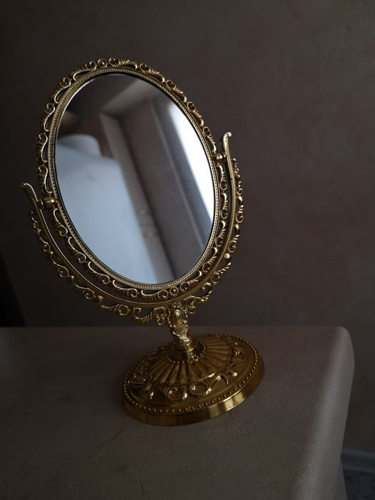 Lusterko w kolorze złotym