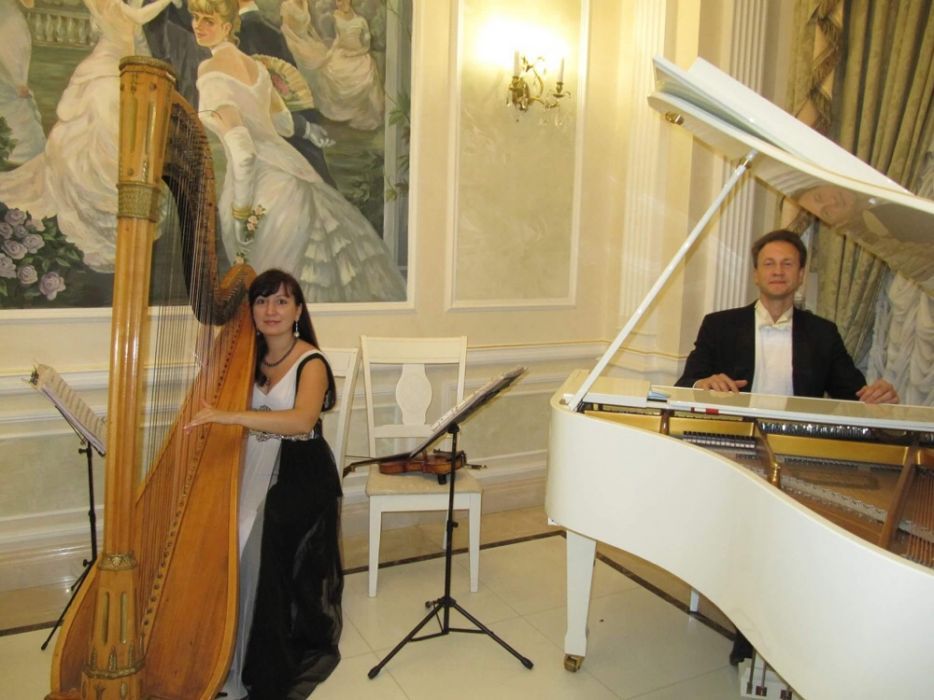 Арфа. арфистка на праздник