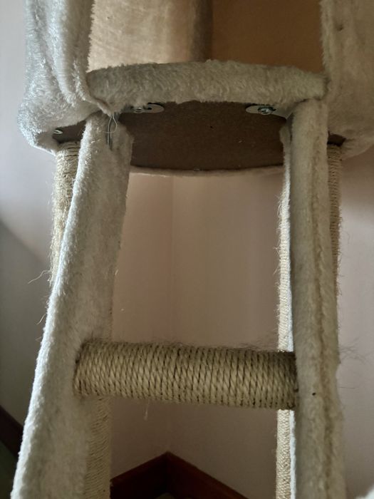 Arvore para gatos grande de cor bege