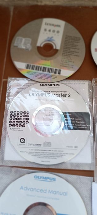 Vários CDs de softwares de programas e máquinas