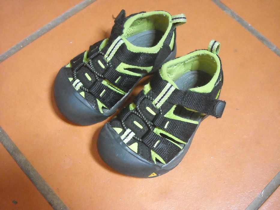 Sandálias Keen e tenis zara nº23