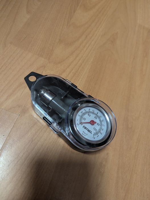 Manometr ciśnieniomierz w etui