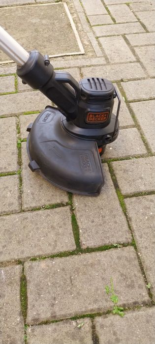 Maquina cortar relva Black Decker ST1823H4