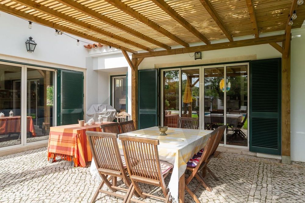 Moradia de Luxo T4 com Piscina e Jardim Privado em Alcabideche, Cascai