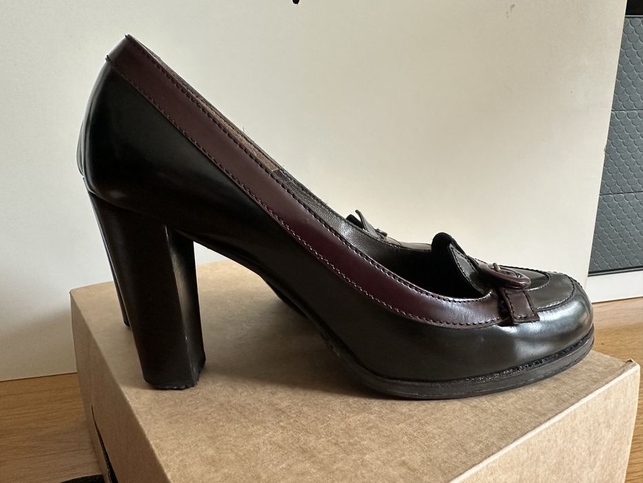 Sapatos de salto alto em pele preta com rebordo bordeaux