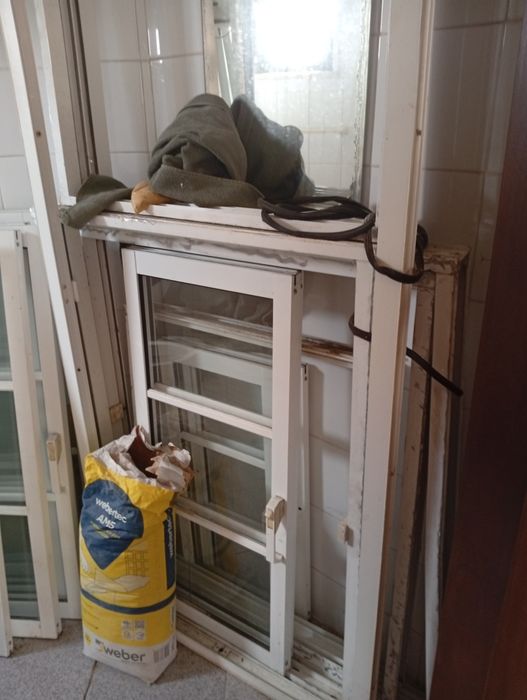 Várias janelas de alumínio e uma porta