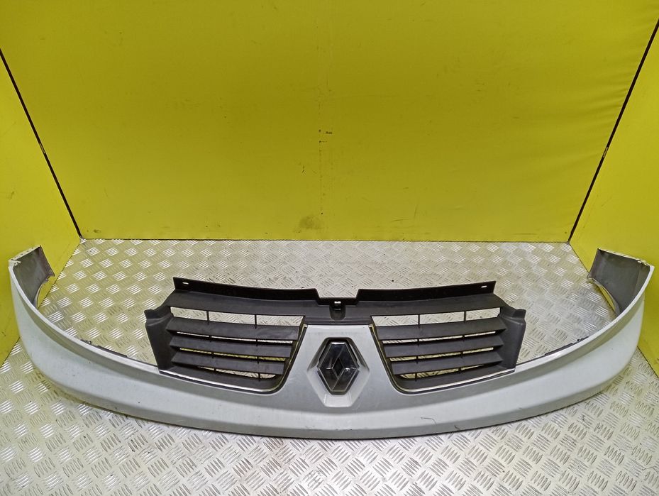 Улибка Renault Trafic 2 Opel Накладка переднего бампера Трафик Шрот Т2