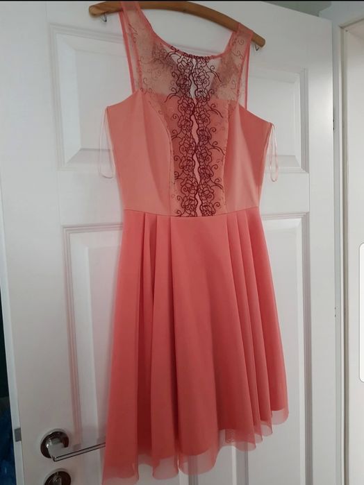 Elegancka, koktajowa sukienka z kwiatowym haftem