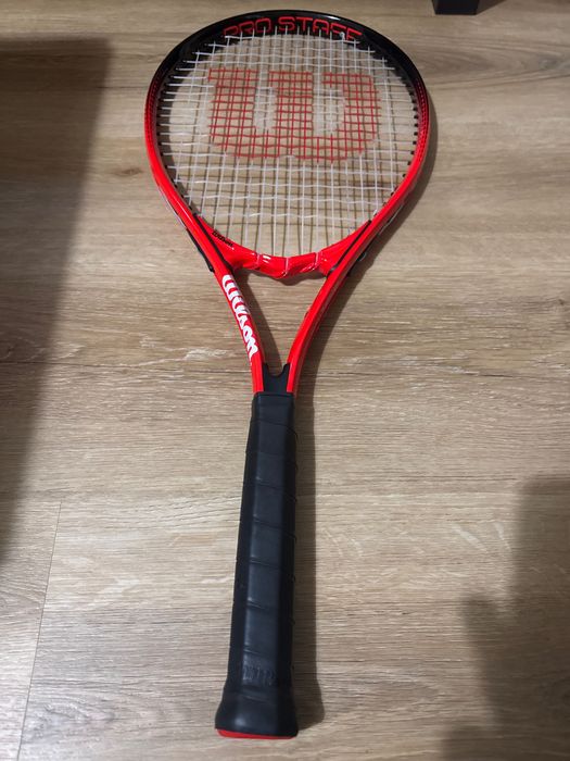 Raquete de tênis Wilson + capa Babolat + munhequeira