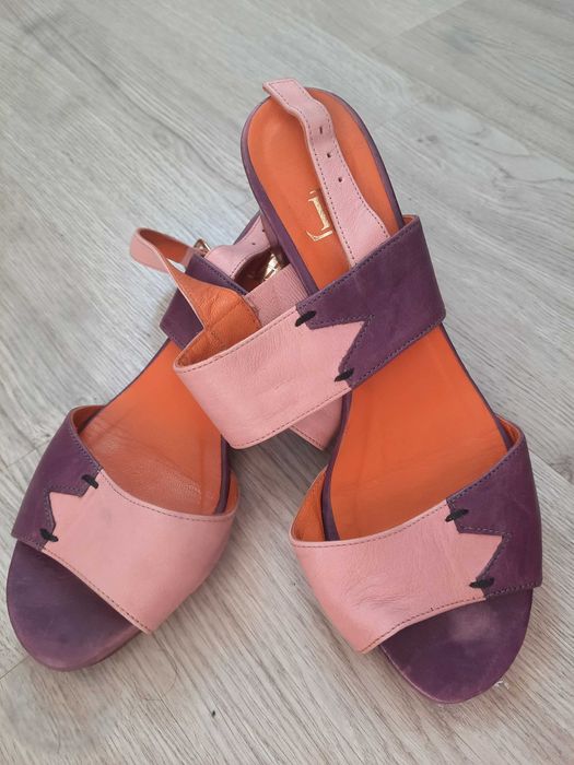 Sandalia multicores amponosa de verão.