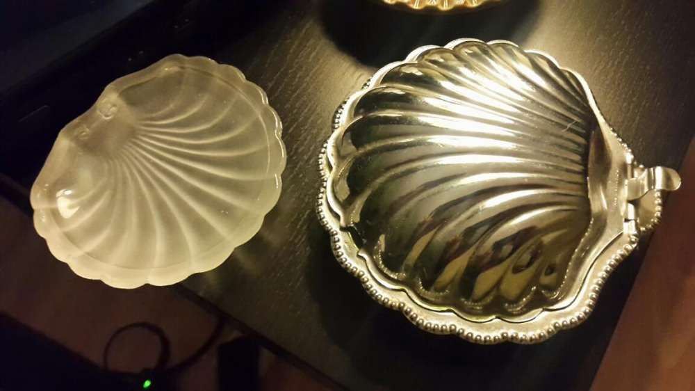 Concha muito bem trabalhada com o interior em vidro