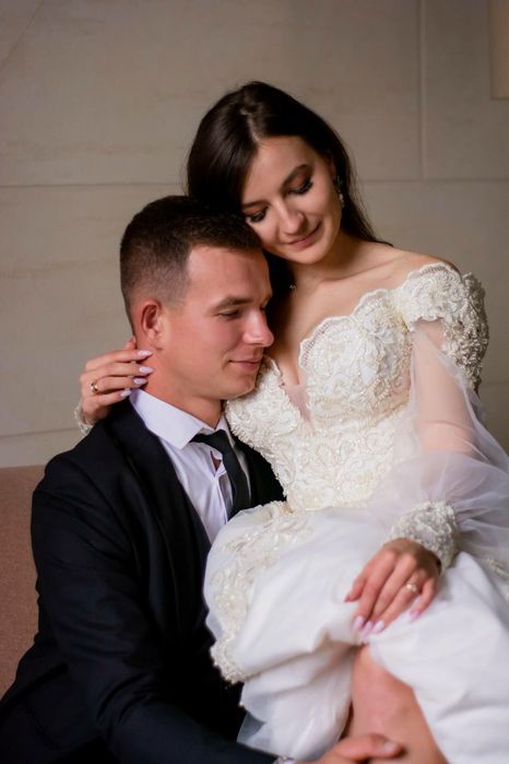 Продам весільну сукню, у використанні була лише раз.