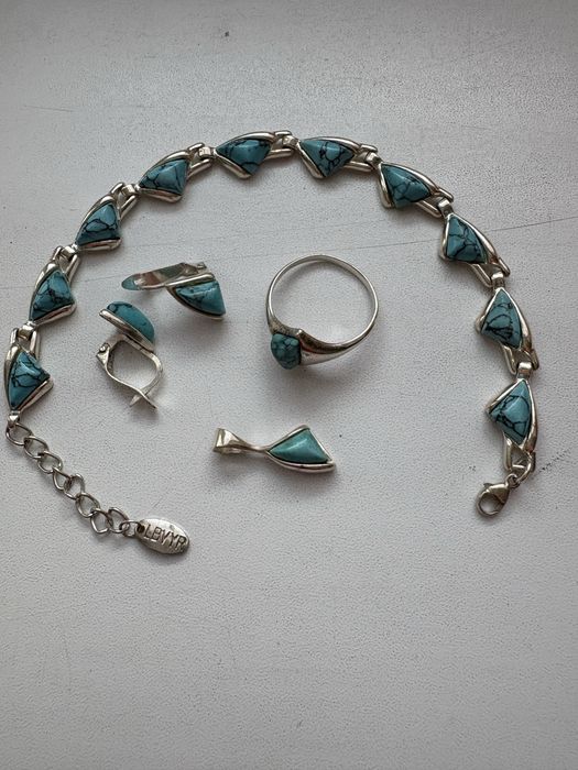 Stebrny komplet z niebieskim koralem naturalnym