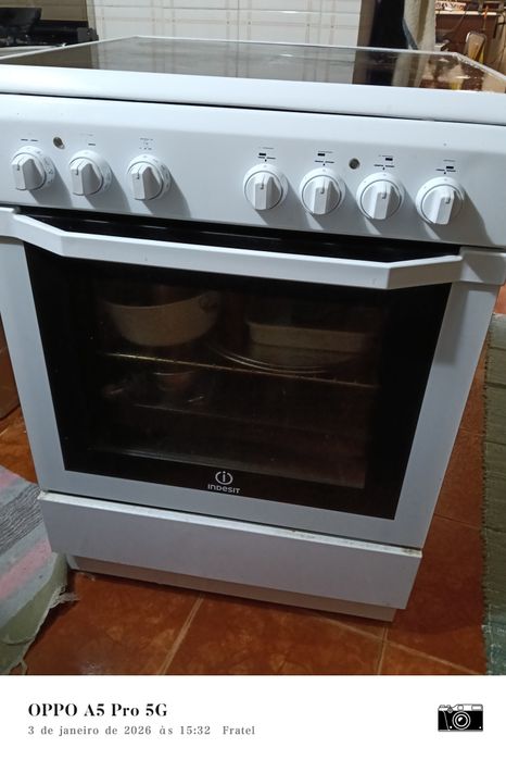 Fogão Vitrocerâmica Indesit I6VMH2A - Excelente Estado e Funcional