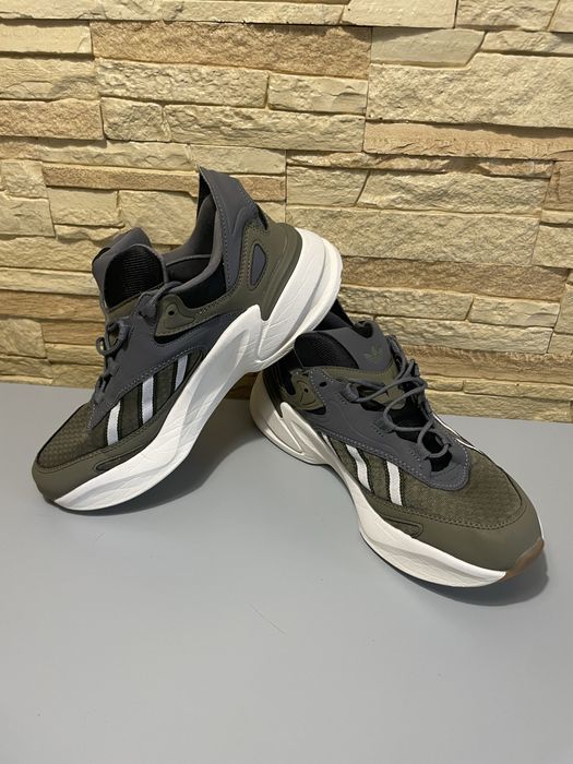 Кросівки adidas.