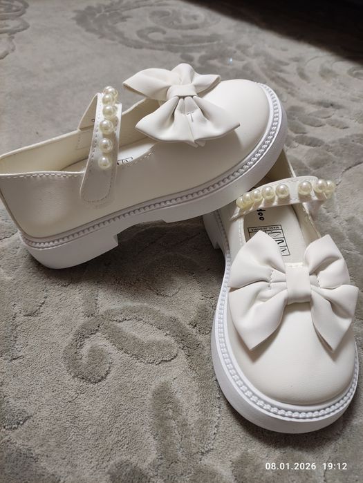 Білі туфлі для дівчинки, розмір 30 устілка 19 см.
