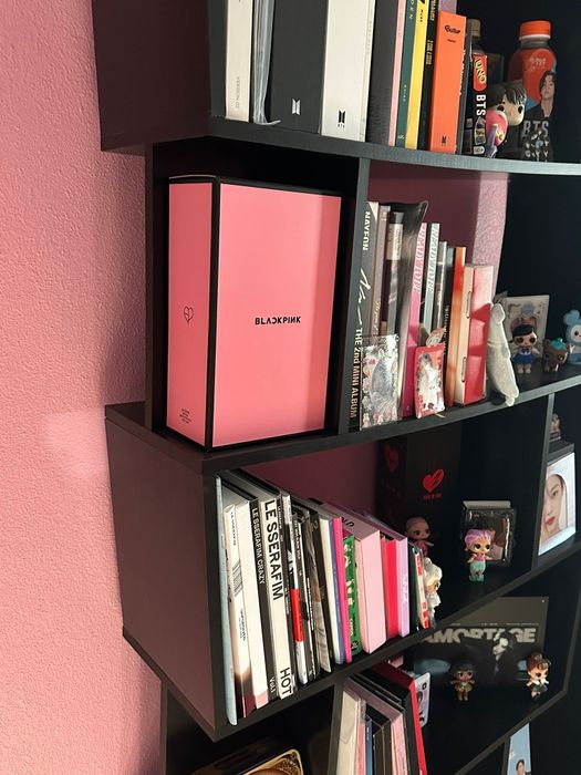 Estante em madeira contraplacada preta