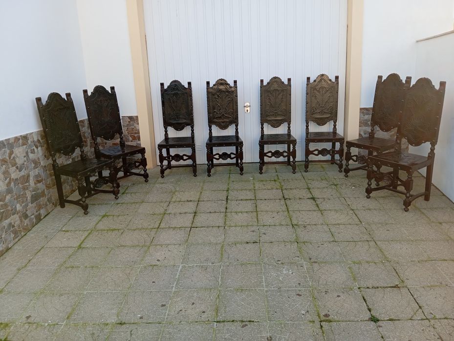 Cadeiras rústicas em pele são oito