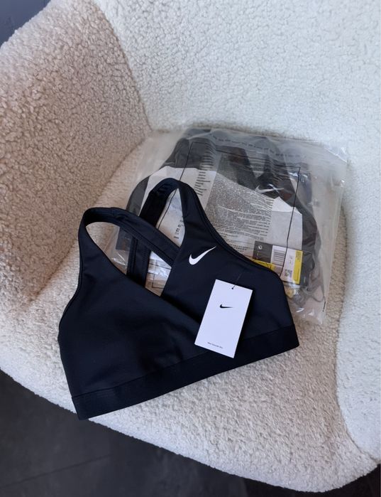 спортивний топ Nike