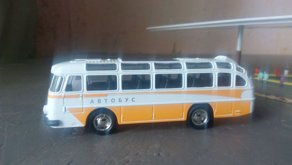 Модель автобуса ЛАЗ-695 масштаб 1/64.