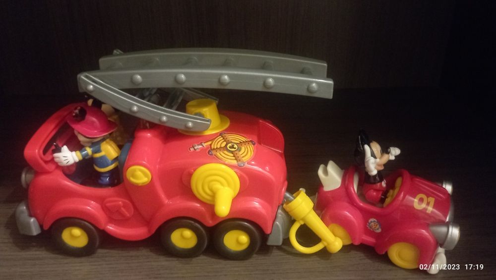 Carrinho dos bombeiros do Mickey com três figuras luzes e som