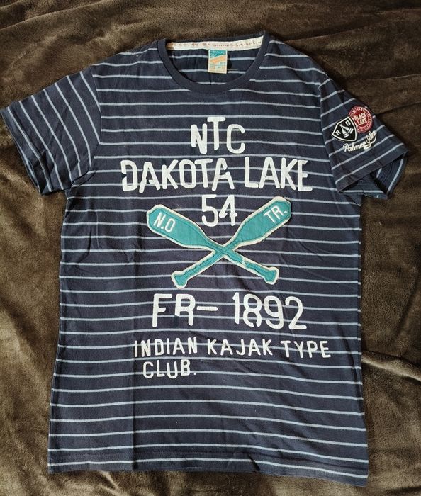 T-shirt azul com riscas brancas