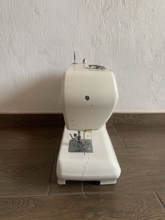 Продам швейну машинку