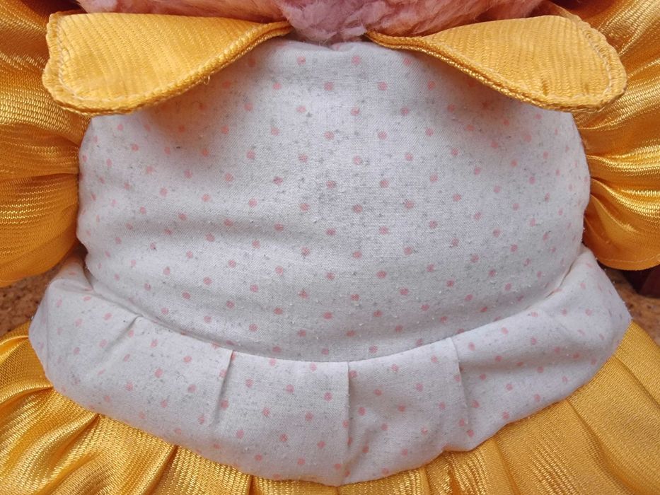 Ursa de peluche rosa com vestido e laço