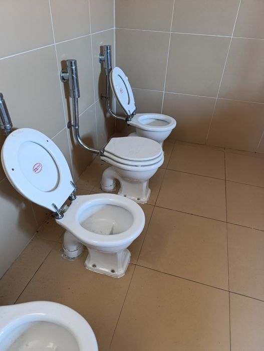 Loiças sanitárias para infantário (sanitas e lavatórios)