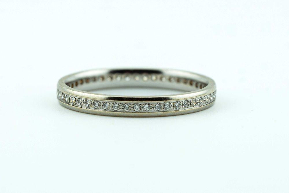 Delikatna i wygodna obrączka z białego złota 585 z cyrkoniami r15