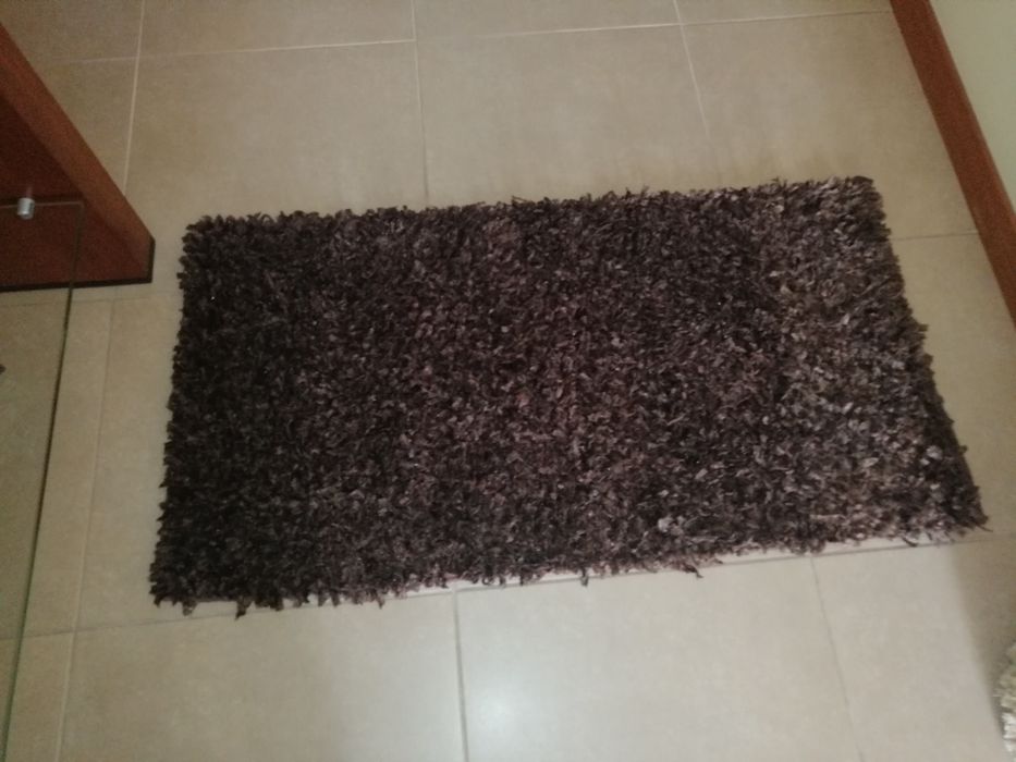 1 tapete  castanho com 60 cm por 1,2m, e 1 tapetao com 1m por 1,5m