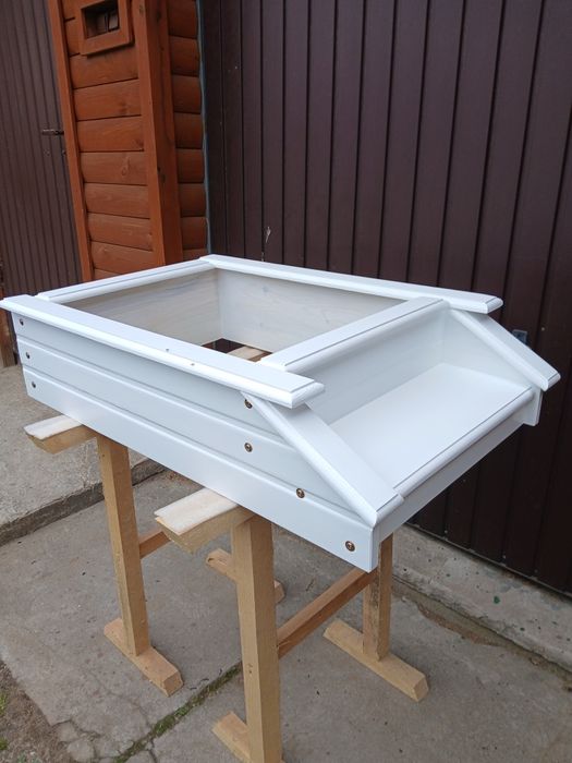 Obudowa grobu drewniana, nagrobek tymczasowy, obramowanie.