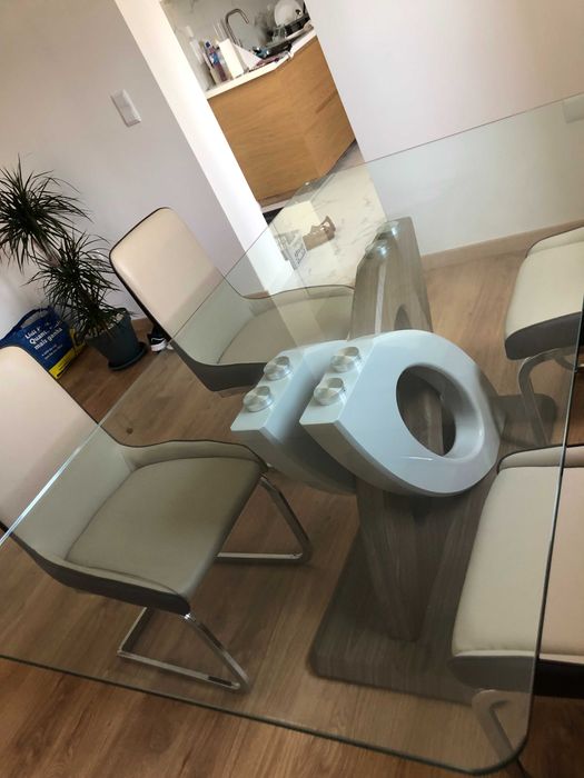 Conjunto de sala de jantar ,Mesa e 4 cadeiras.Como Novo.