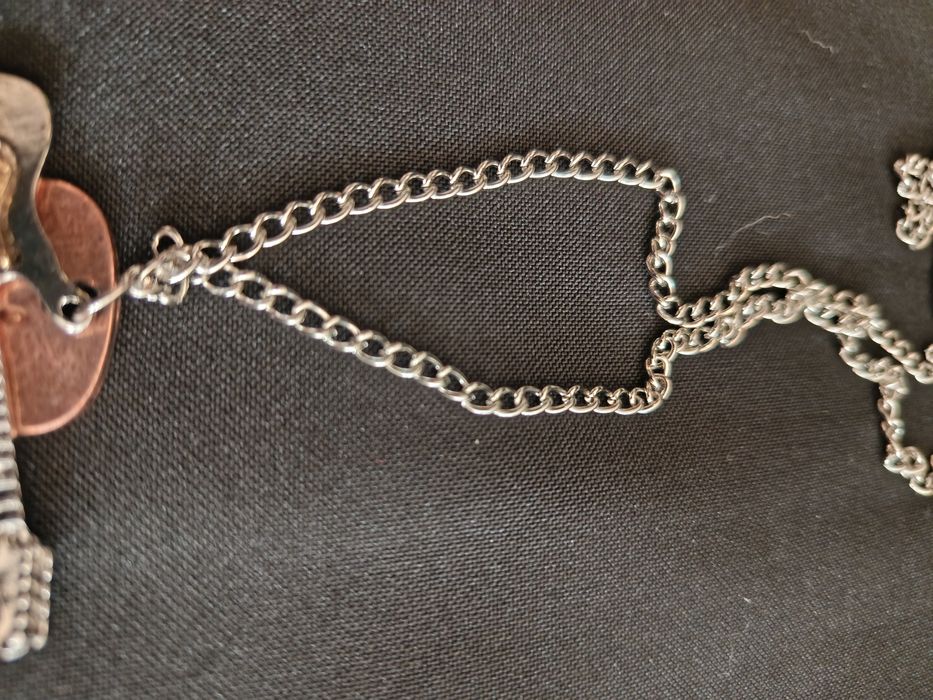 Colar com Pendente de Palheta e de Guitarra