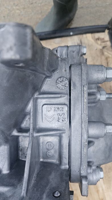 Caixa ref 20MB46 peugeot (avariada)